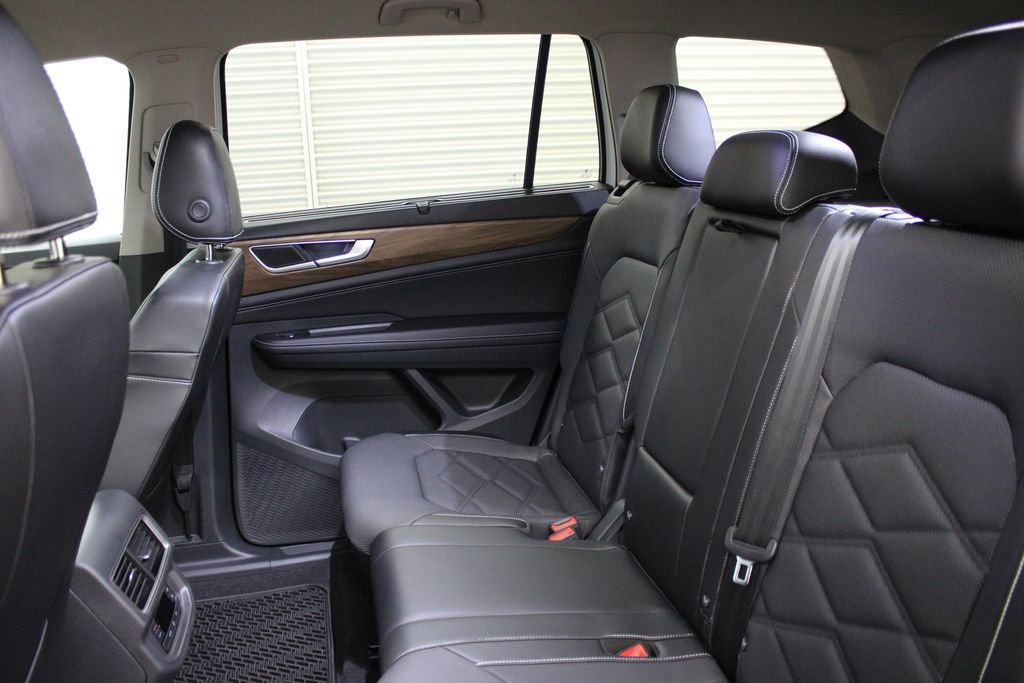 Used 2024 Volkswagen Atlas SE w/ Black Wheel Package FWD image 25