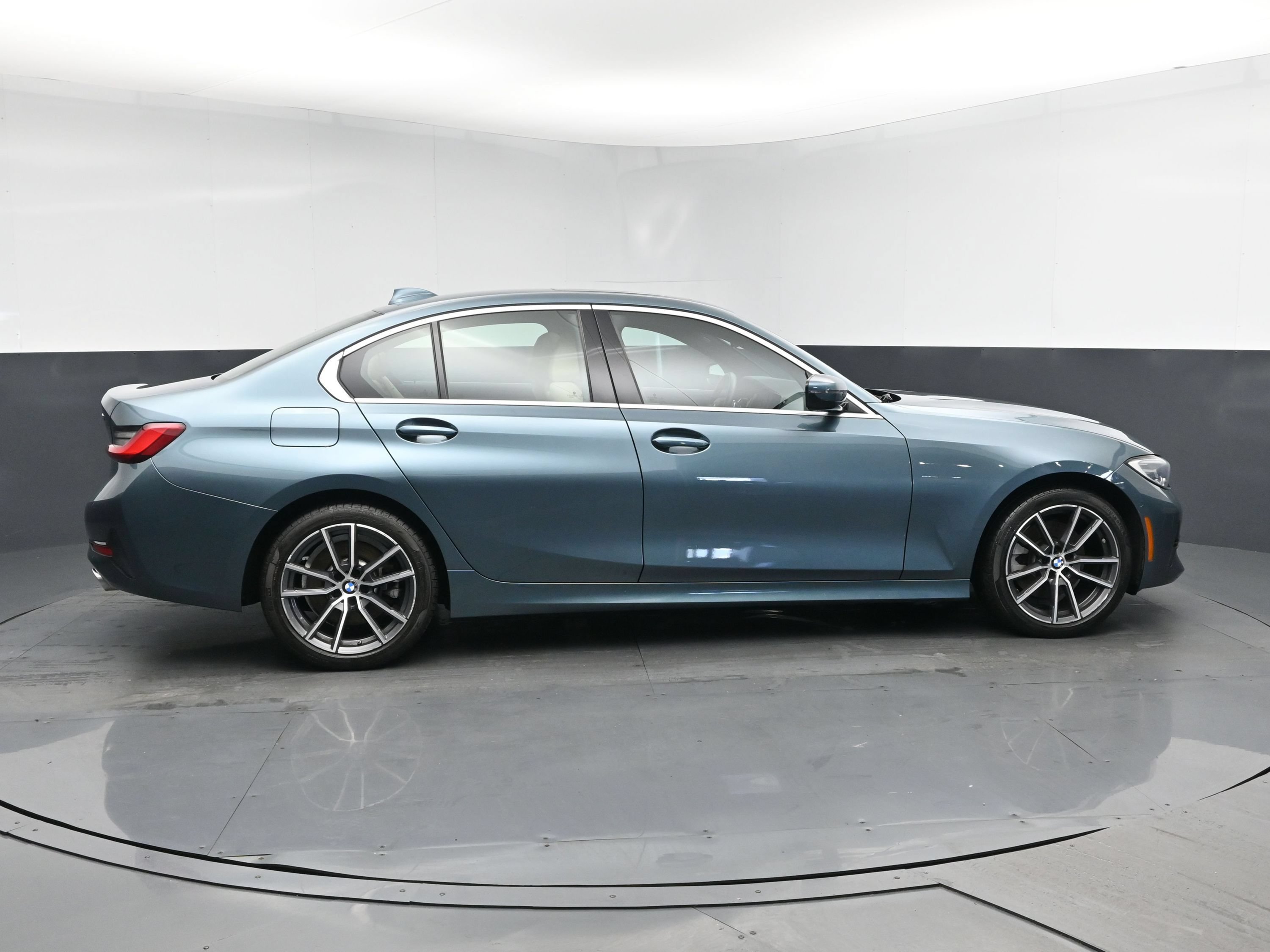 Used 2021 BMW 330i xDrive Sedan w/ Driving Assistance Package AWD/4WD image 4