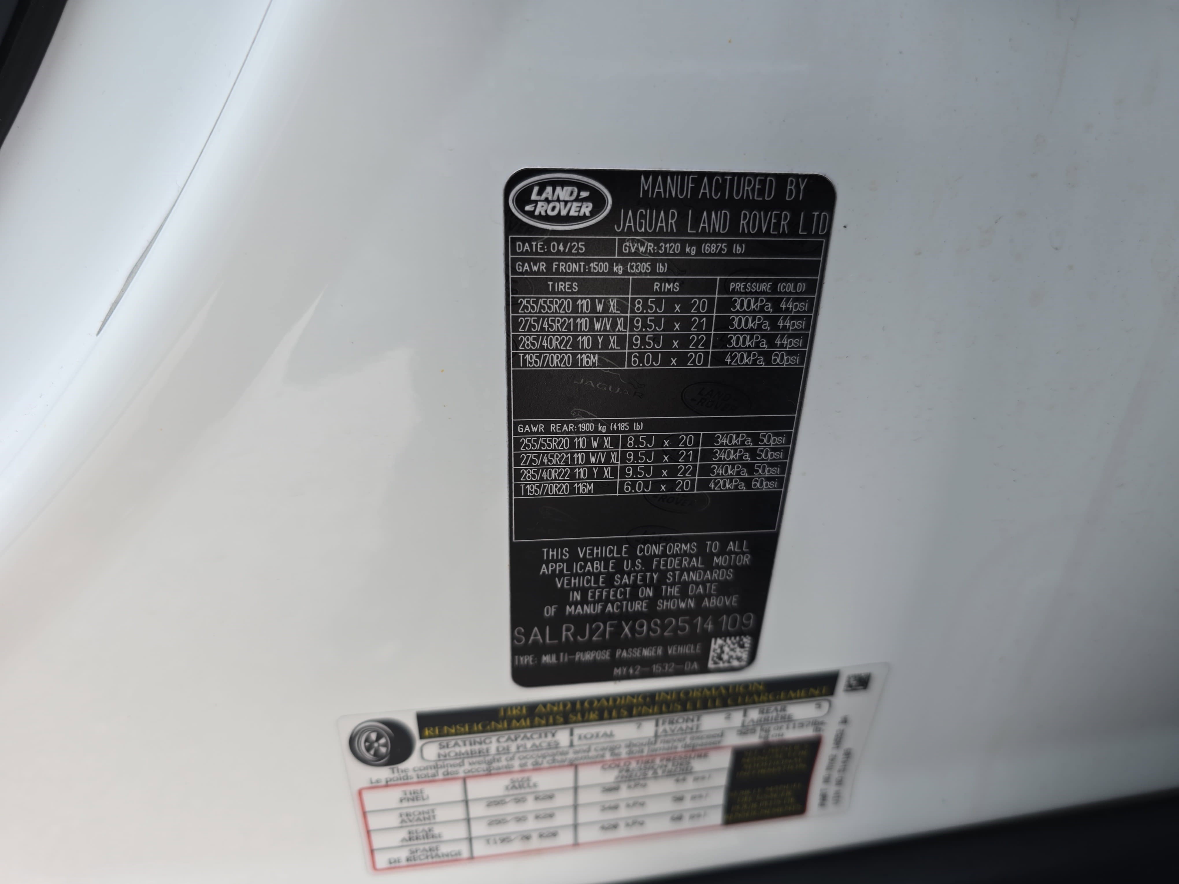 Used 2025 Land Rover Discovery S image 38