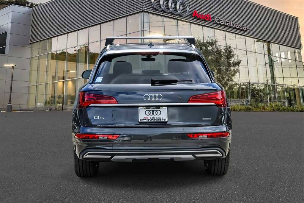 Used 2023 Audi Q5 2.0T Premium w/ Convenience Package image 3