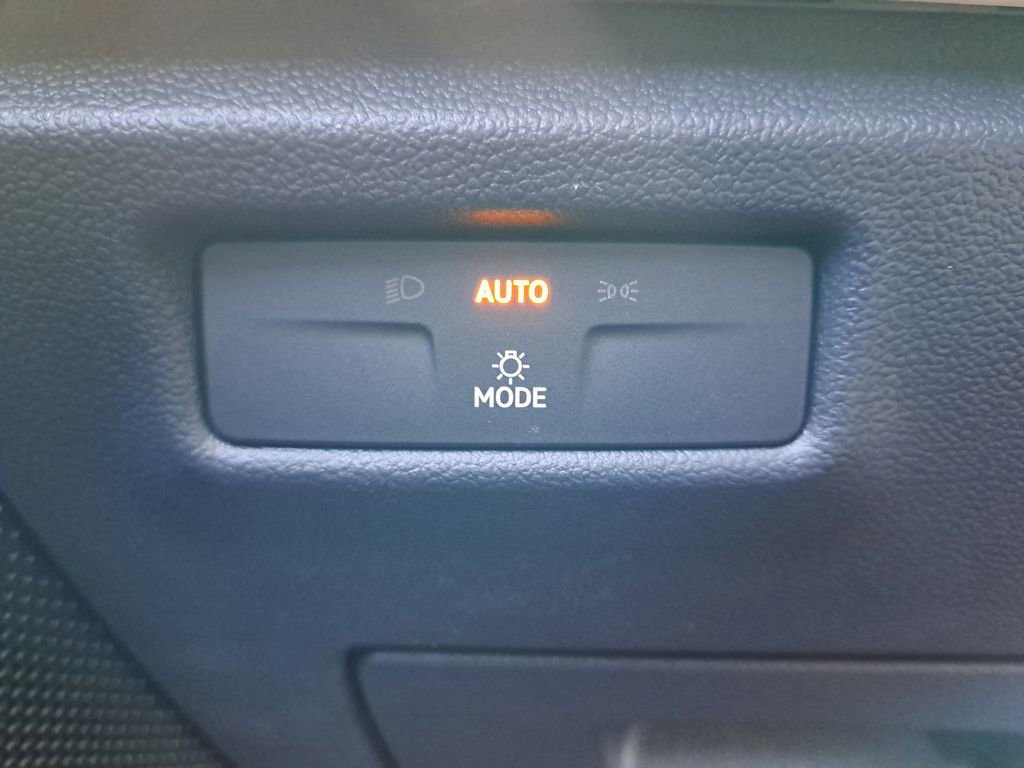 New 2025 Volkswagen Tiguan SE image 25