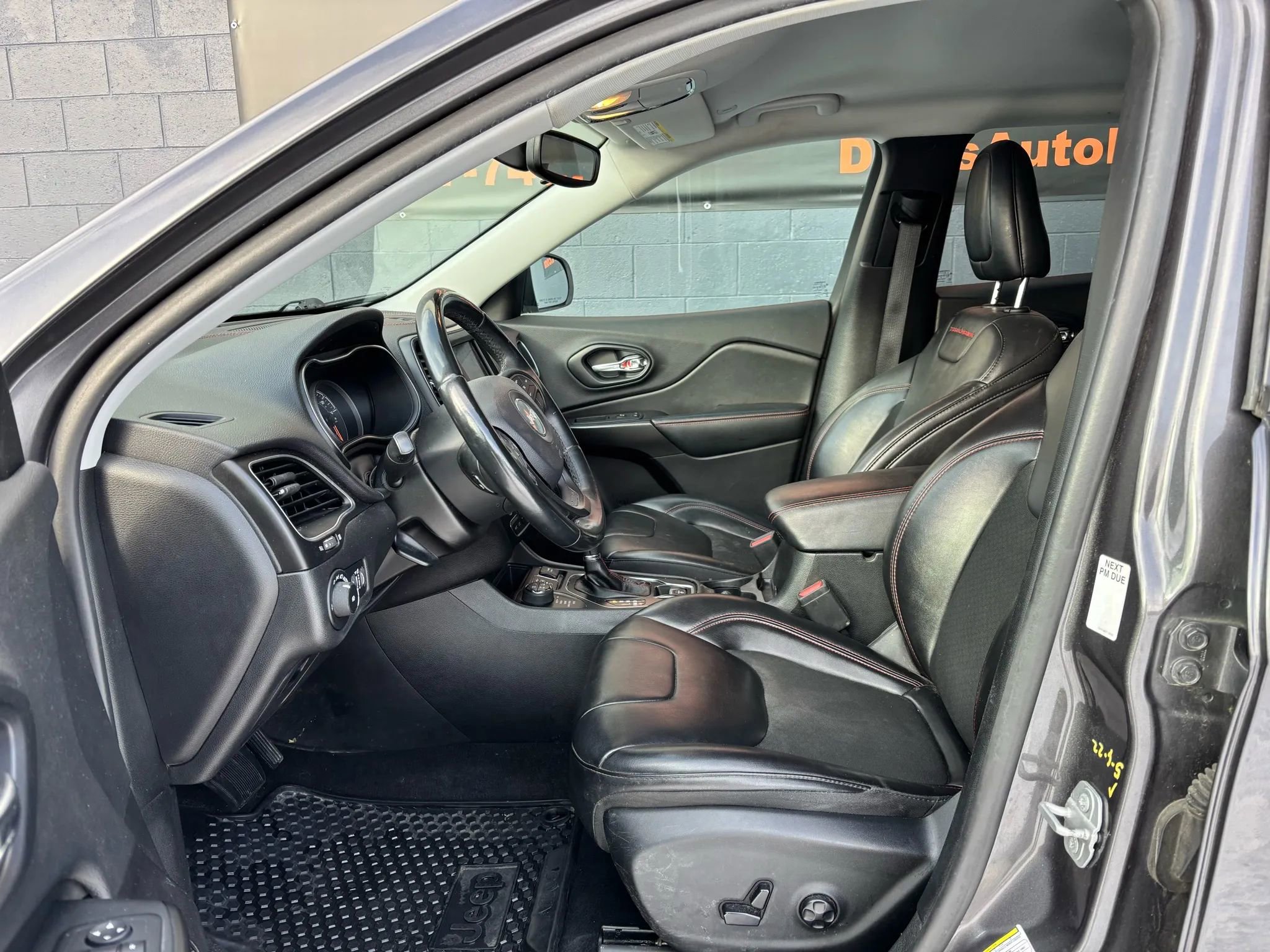 Used 2019 Jeep Cherokee Trailhawk image 19