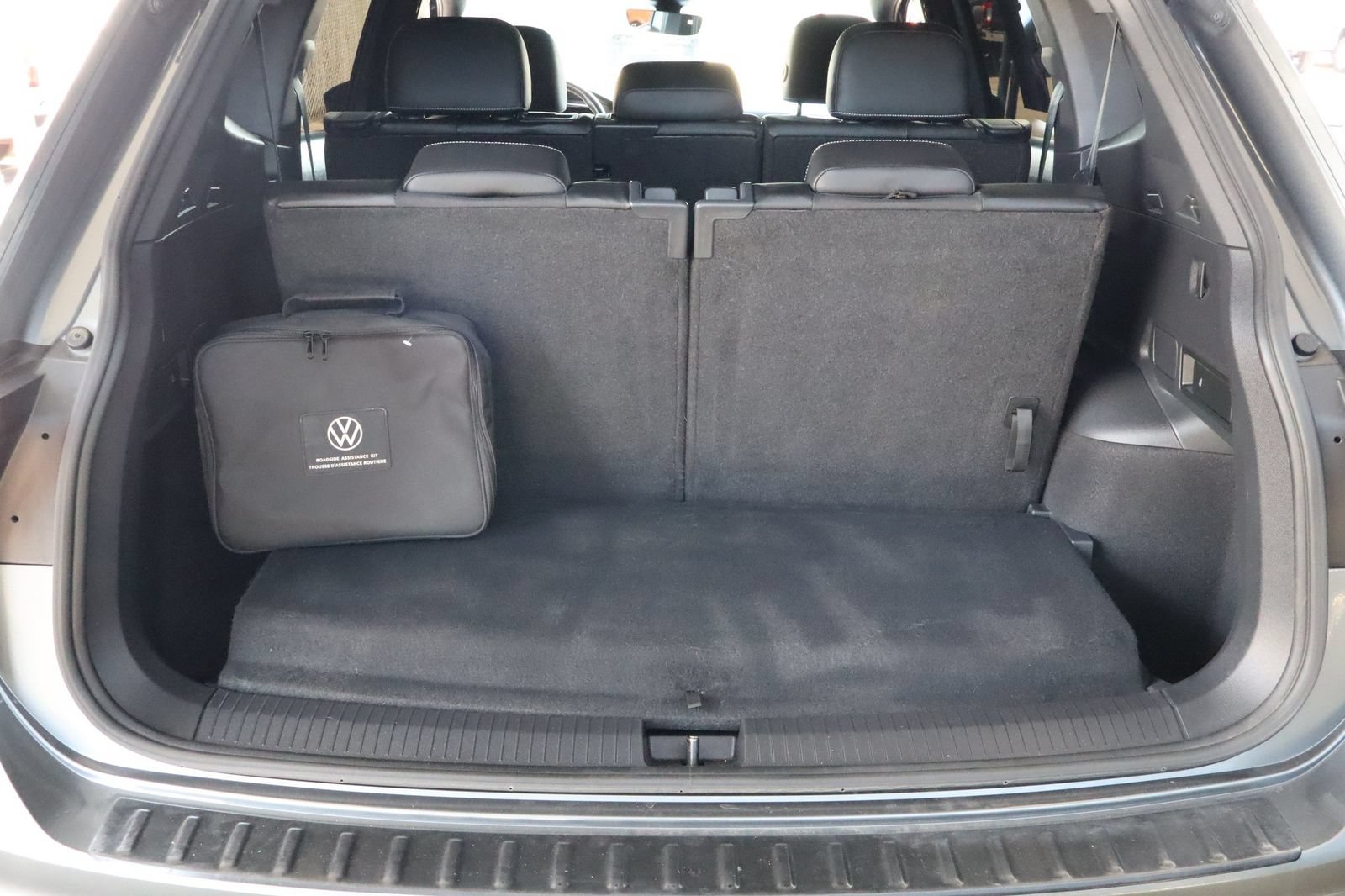 Used 2023 Volkswagen Tiguan SE R-Line FWD image 38