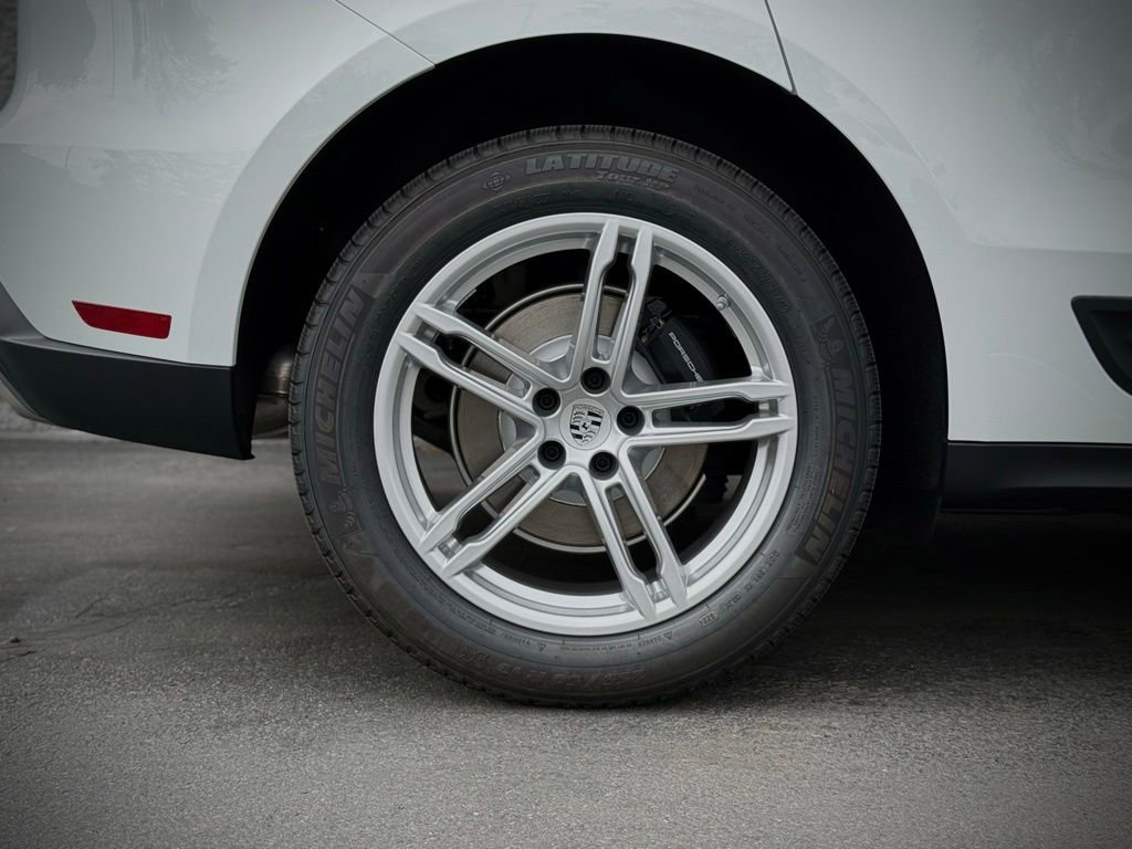 Certified 2025 Porsche Macan image 18