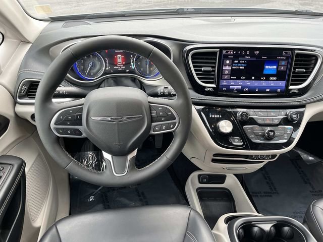 Used 2023 Chrysler Pacifica Touring-L AWD/4WD image 16
