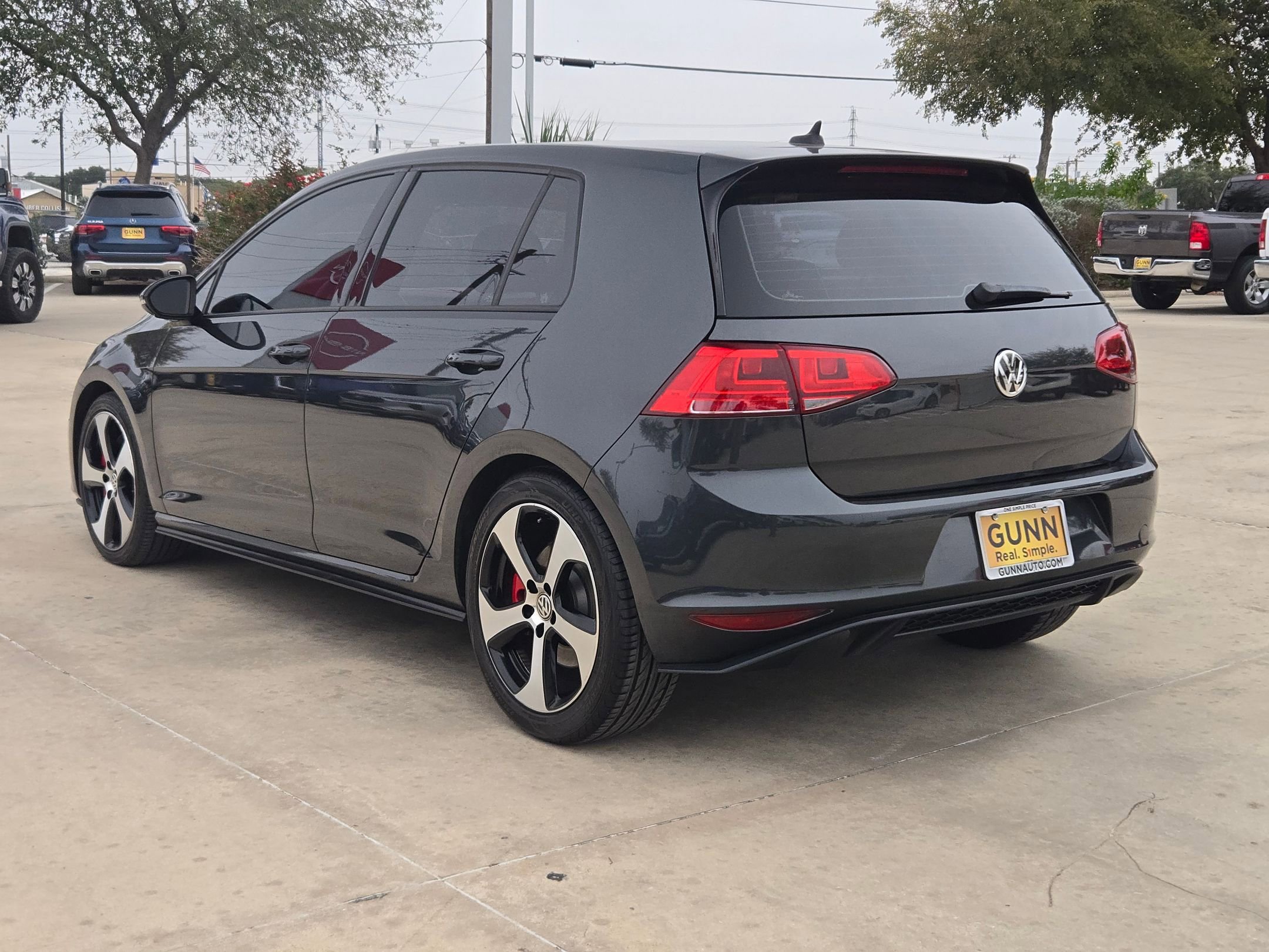 Used 2017 Volkswagen GTI SE image 5