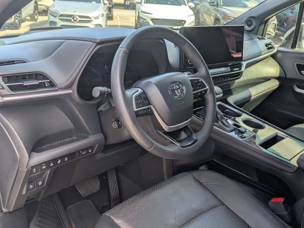 Used 2025 Toyota Sienna Platinum FWD image 29