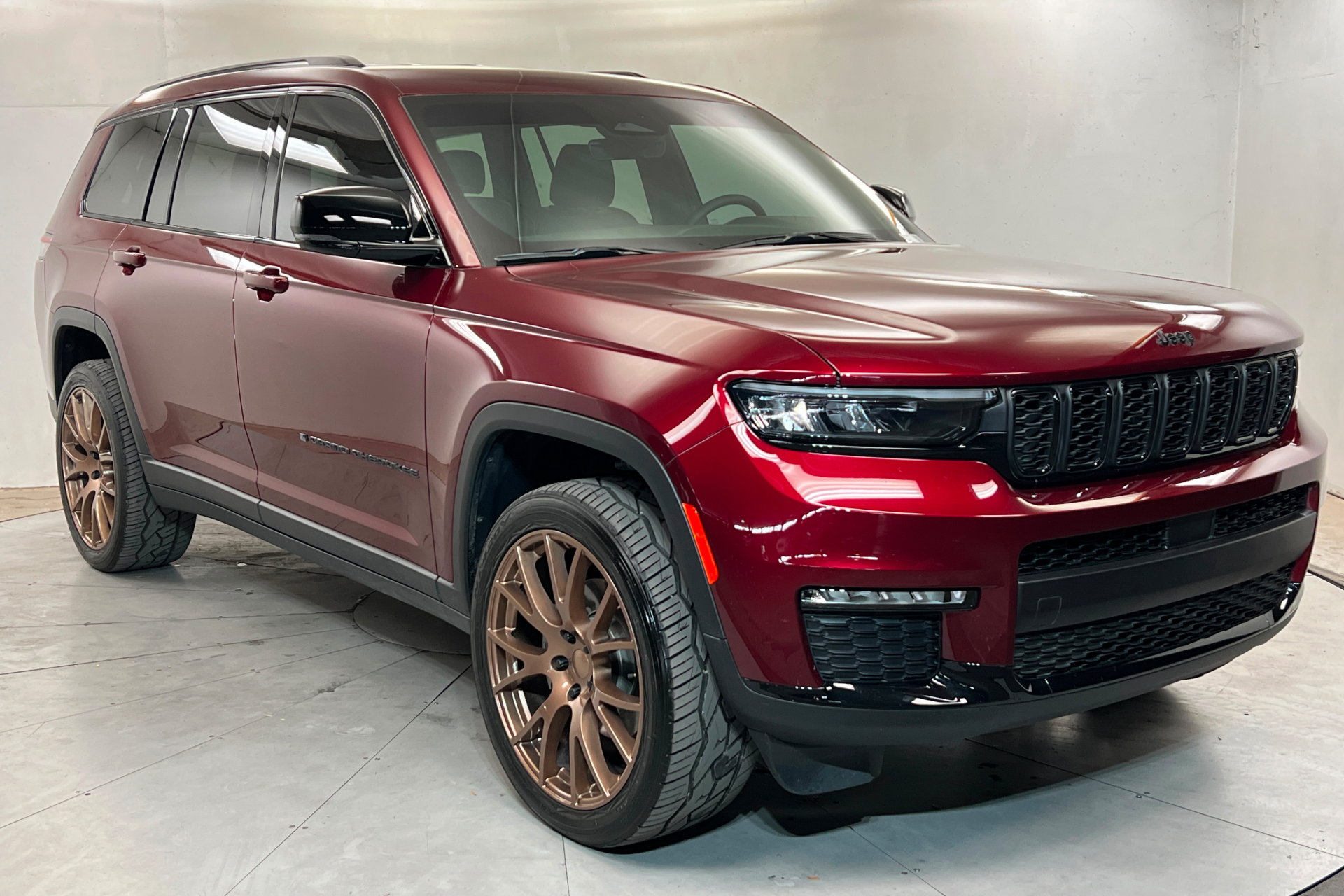 Used 2025 Jeep Grand Cherokee L Limited w/ Black Appearance Package AWD/4WD image 7