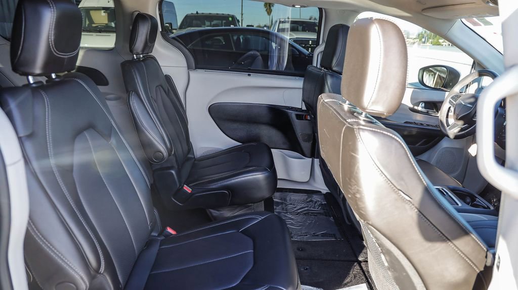 Certified 2023 Chrysler Pacifica Touring-L image 18