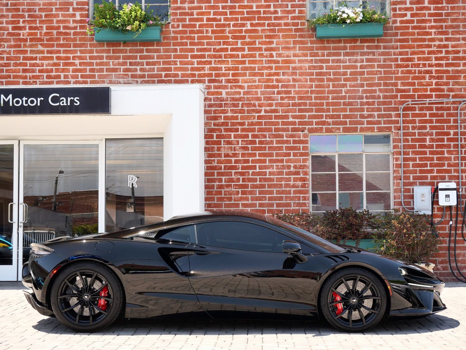 Used 2023 McLaren Artura RWD image 3