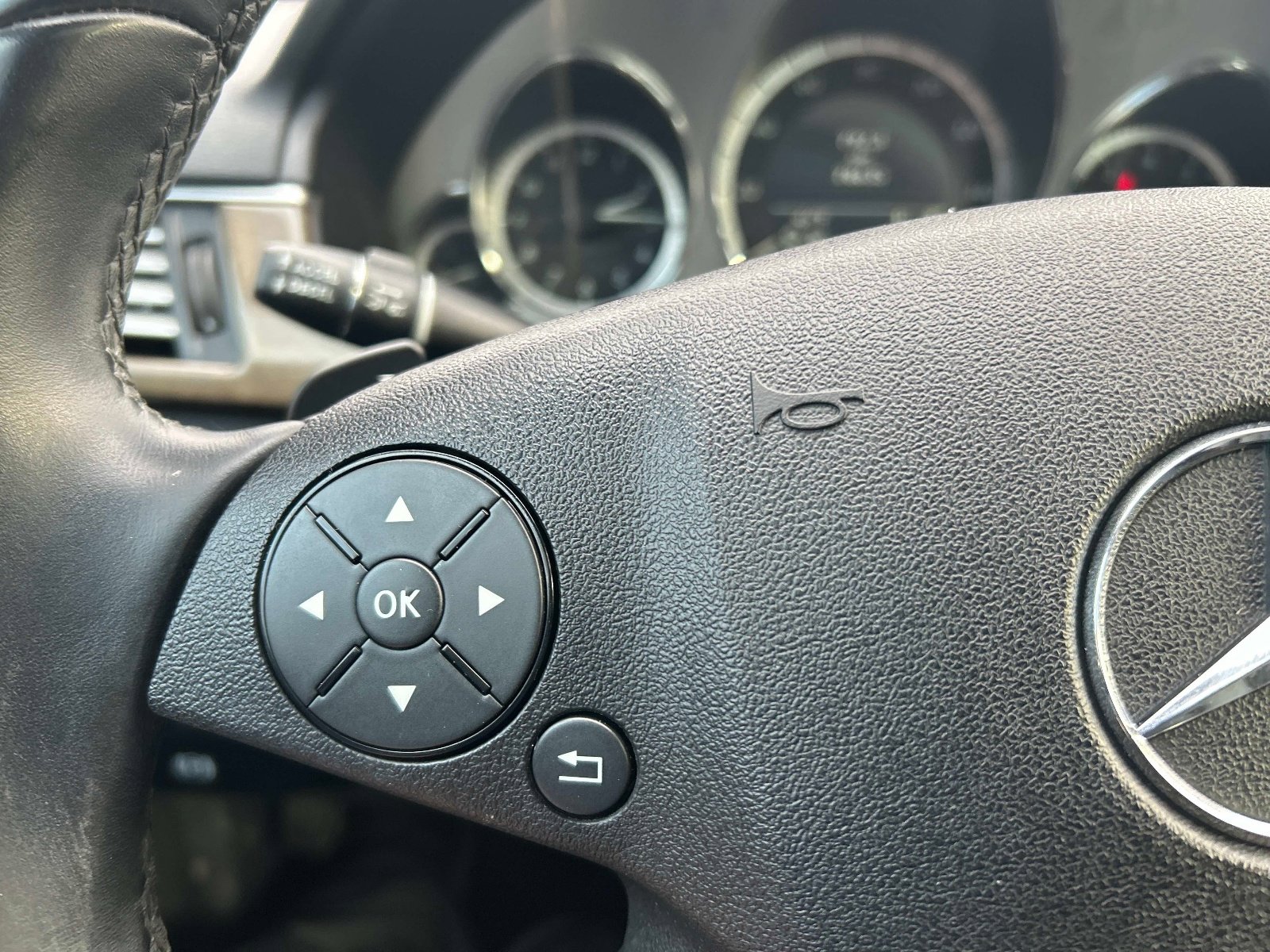 Used 2010 Mercedes-Benz E 350 4MATIC Sedan image 25