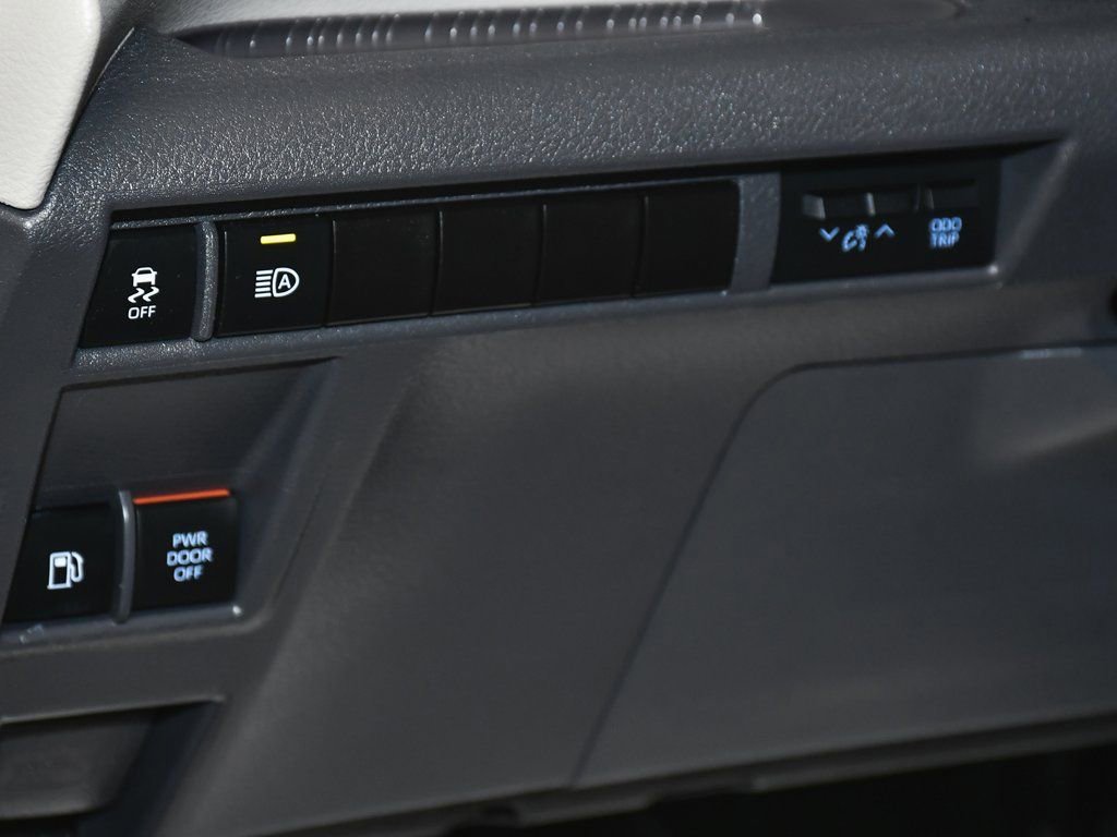 Used 2023 Toyota Sienna Limited image 18