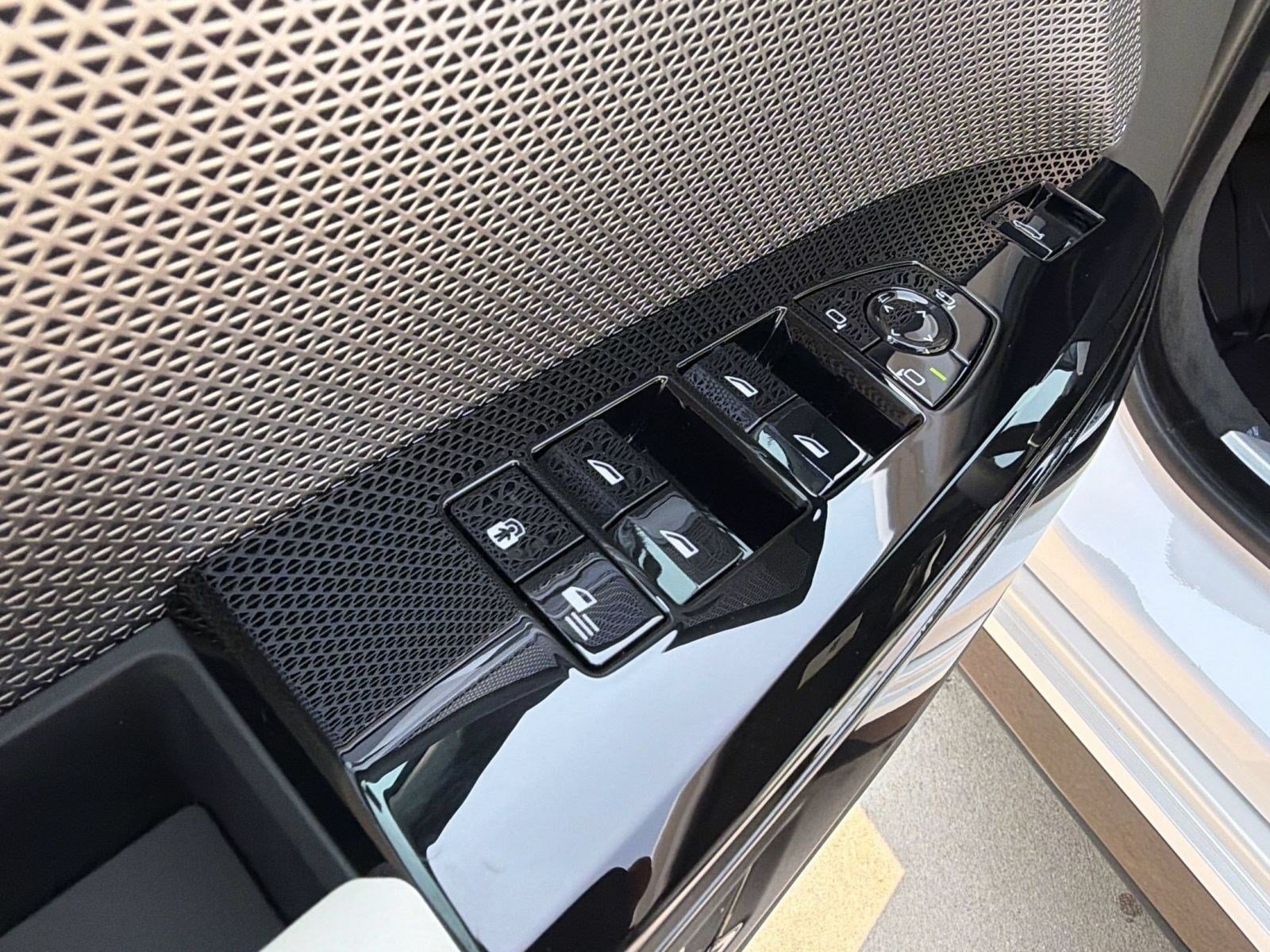 New 2026 BMW 750e xDrive AWD/4WD image 26