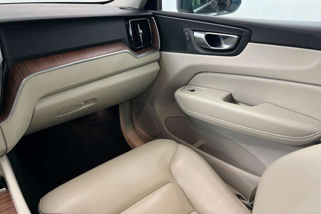 Used 2021 Volvo XC60 T6 Momentum image 10