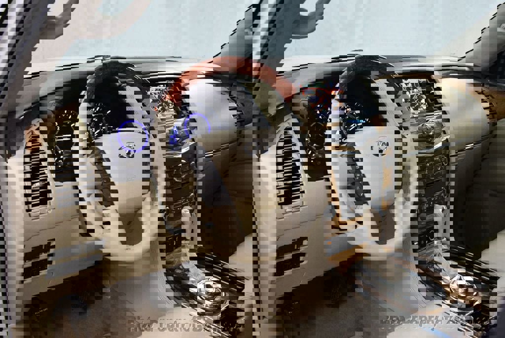 Used 2011 INFINITI QX56 4WD w/ Theater Pkg image 5