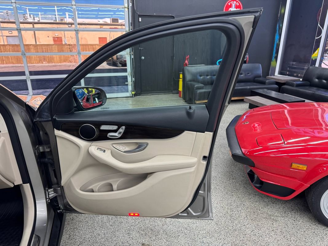 Used 2021 Mercedes-Benz GLC 300 4MATIC image 19