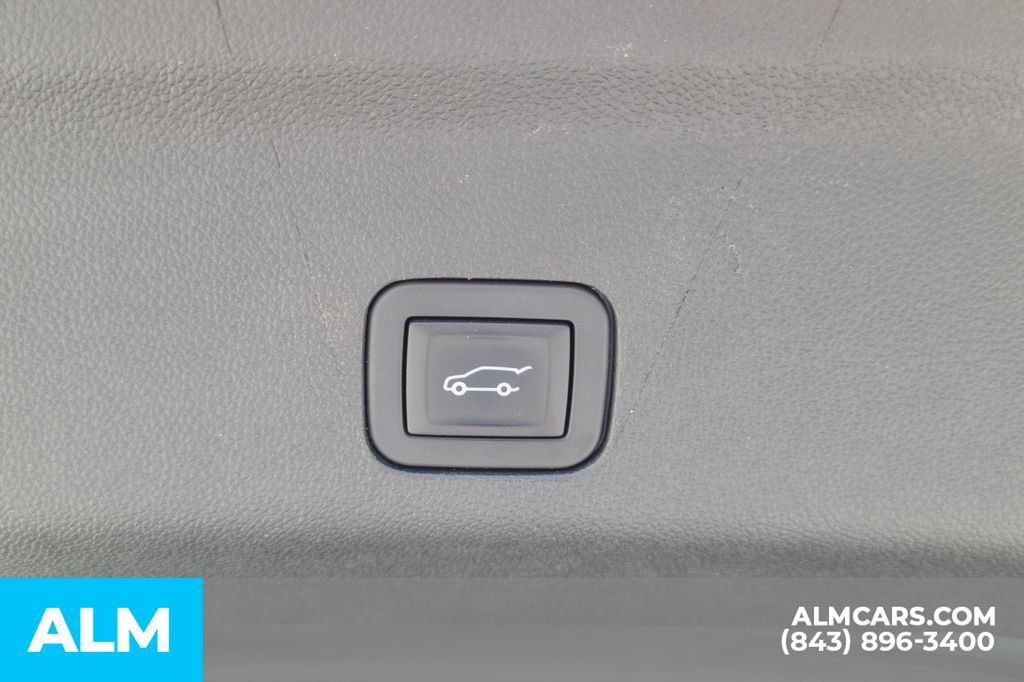 Used 2025 GMC Yukon Denali AWD/4WD image 9