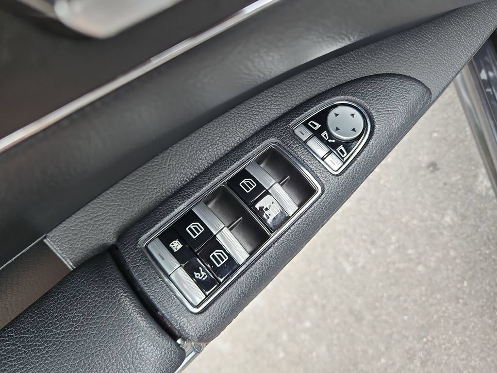 Used 2011 Mercedes-Benz S 550 w/ Sport Pkg image 28