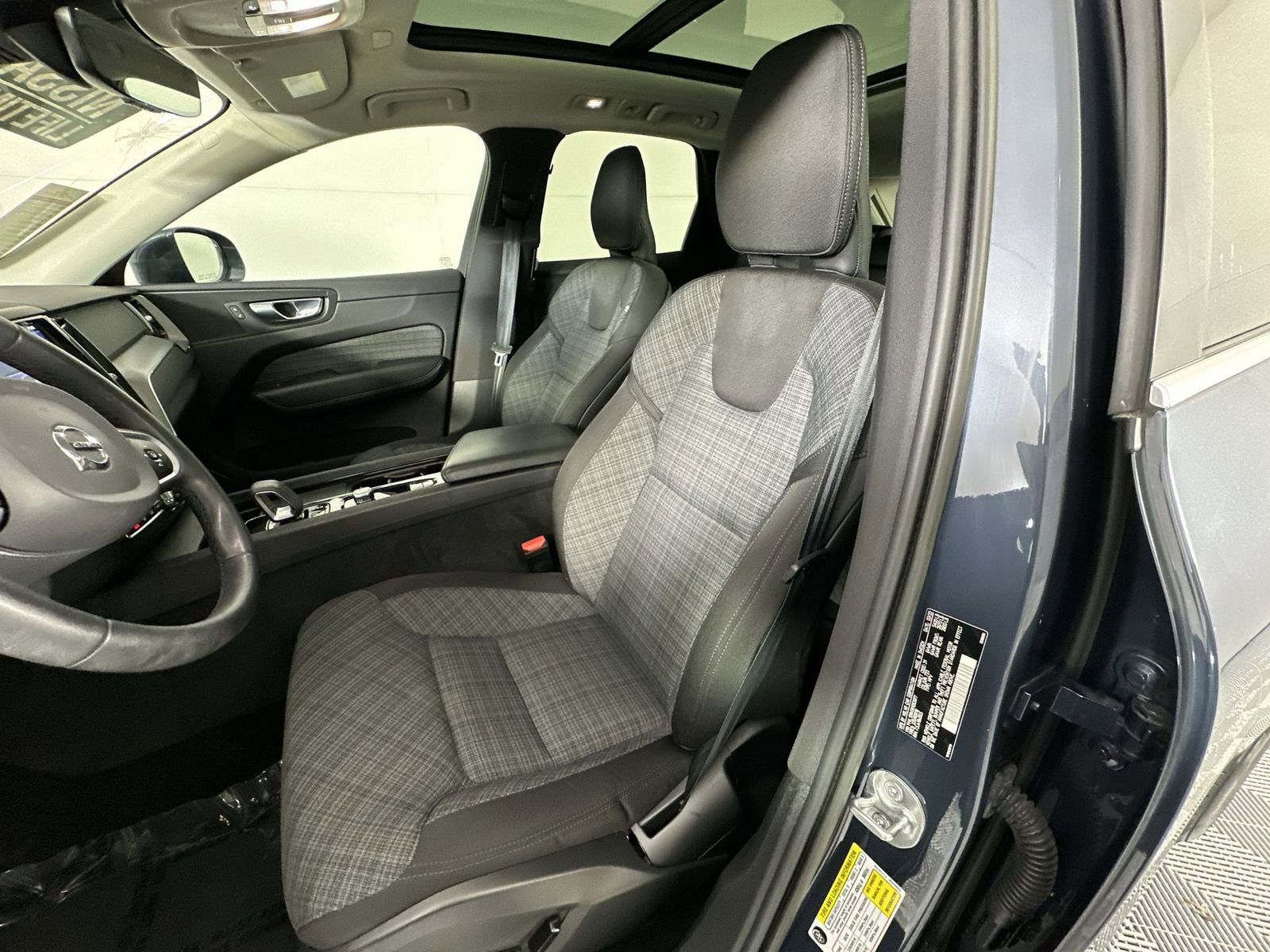 Used 2022 Volvo XC60 B5 Momentum AWD/4WD image 11