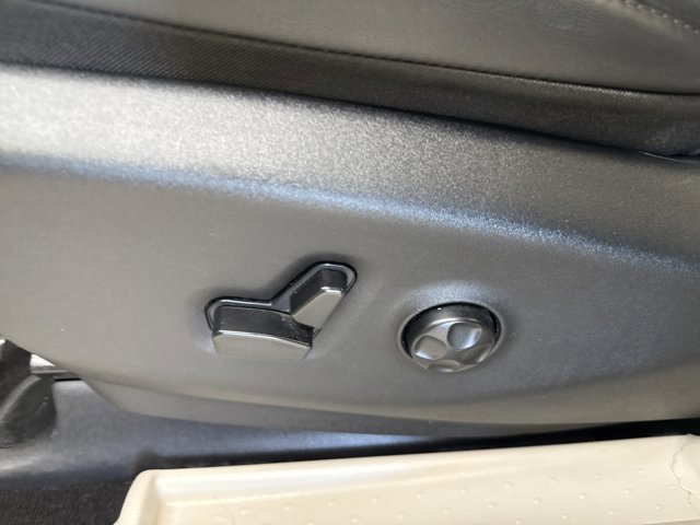 Used 2024 Chrysler Pacifica Touring-L image 26