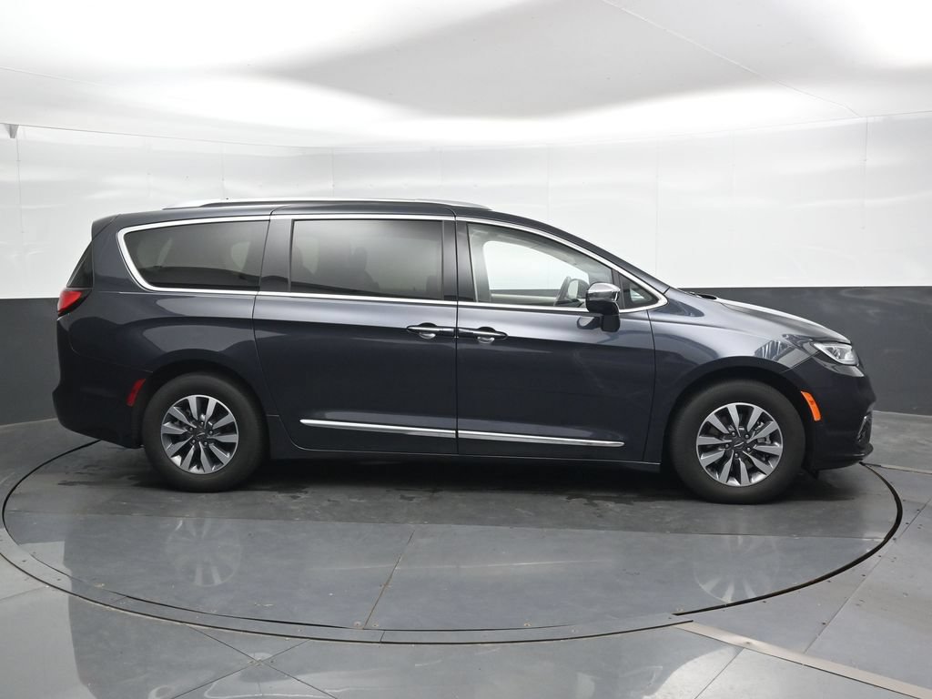 Used 2021 Chrysler Pacifica Limited w/ Premium & Safety Sphere Group FWD image 3