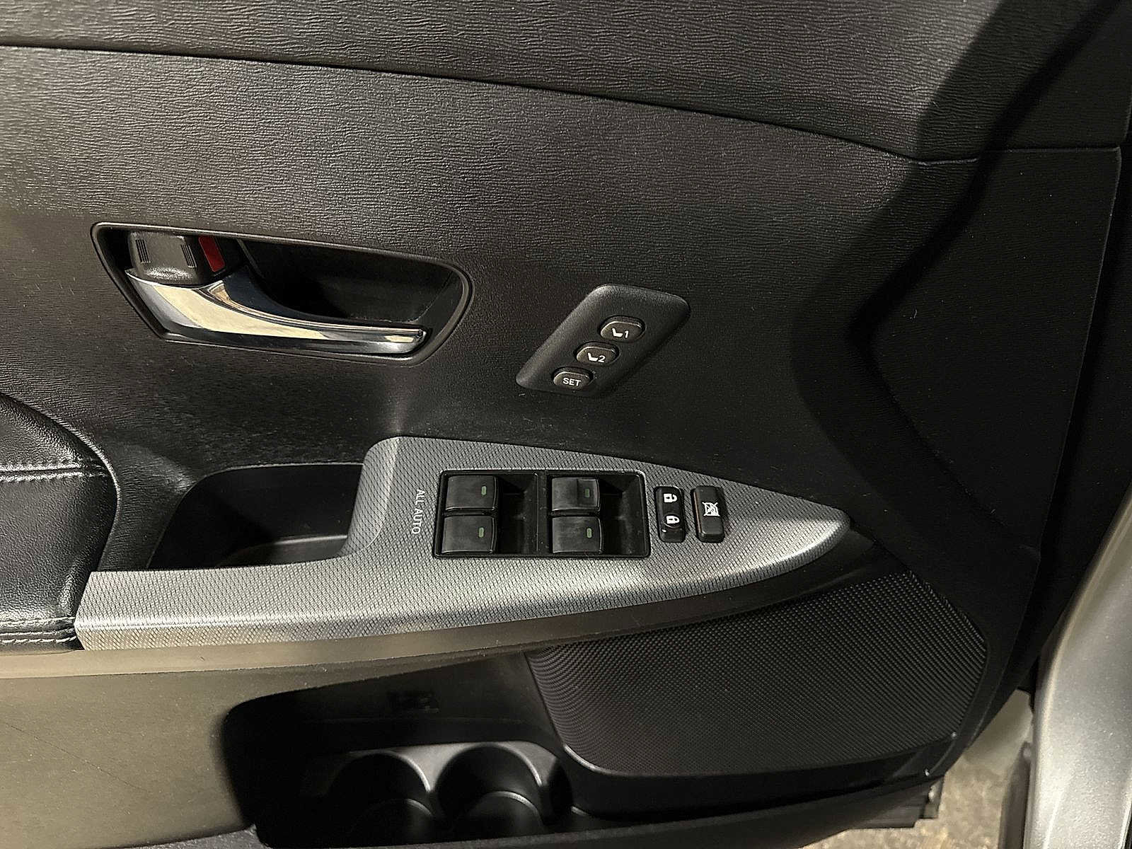 Used 2015 Toyota Venza XLE image 23