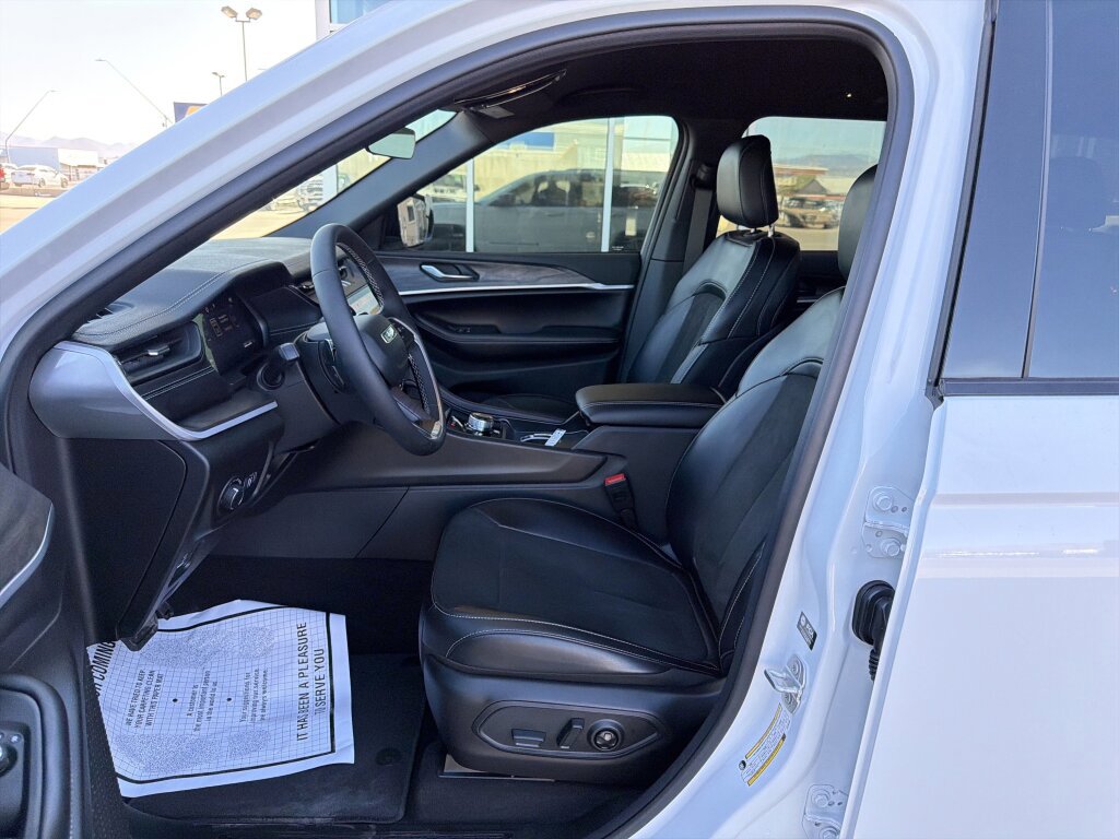 New 2026 Jeep Grand Cherokee Altitude image 13