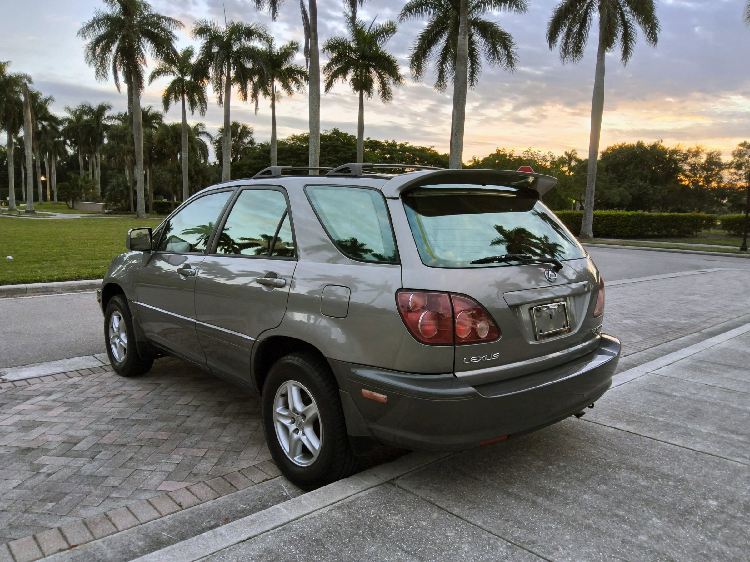Used 2000 Lexus RX 300 4WD w/ Premium Pkg image 6