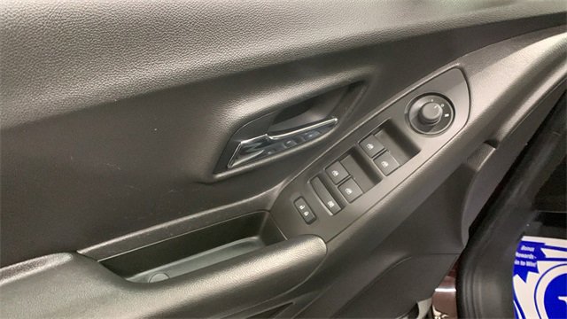 Used 2020 Chevrolet Trax LT w/ LT Convenience Package image 10