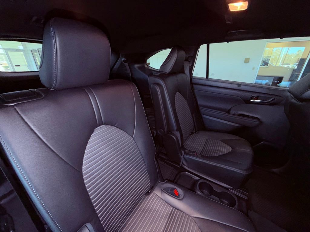 Used 2022 Toyota Highlander XSE image 16