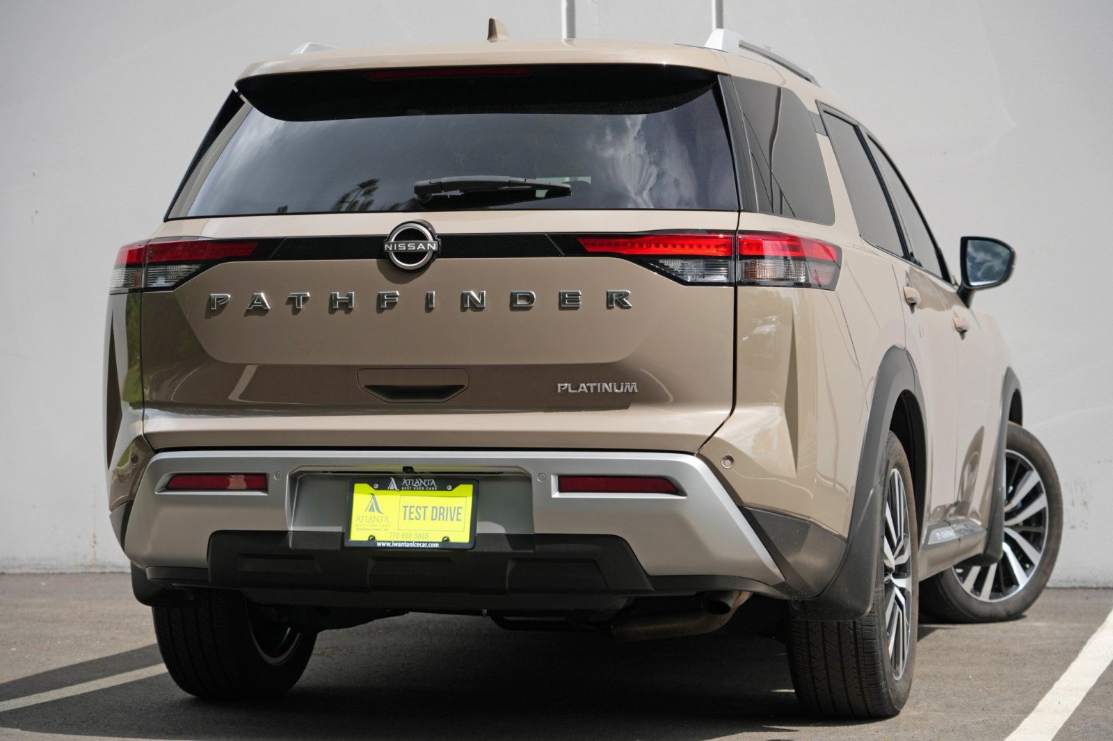 Used 2024 Nissan Pathfinder Platinum FWD image 4