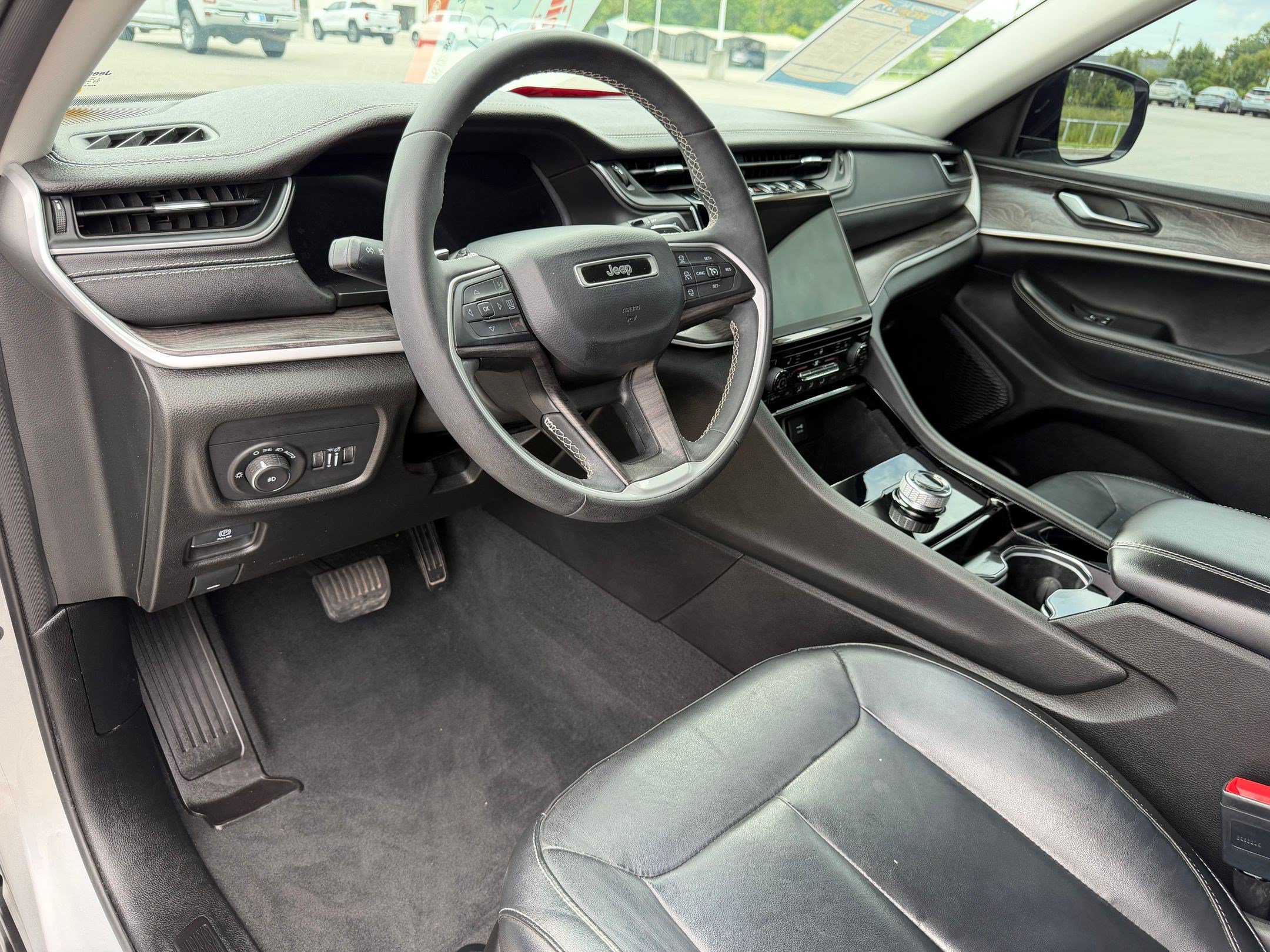 Used 2023 Jeep Grand Cherokee Limited w/ Black Appearance Package RWD image 4
