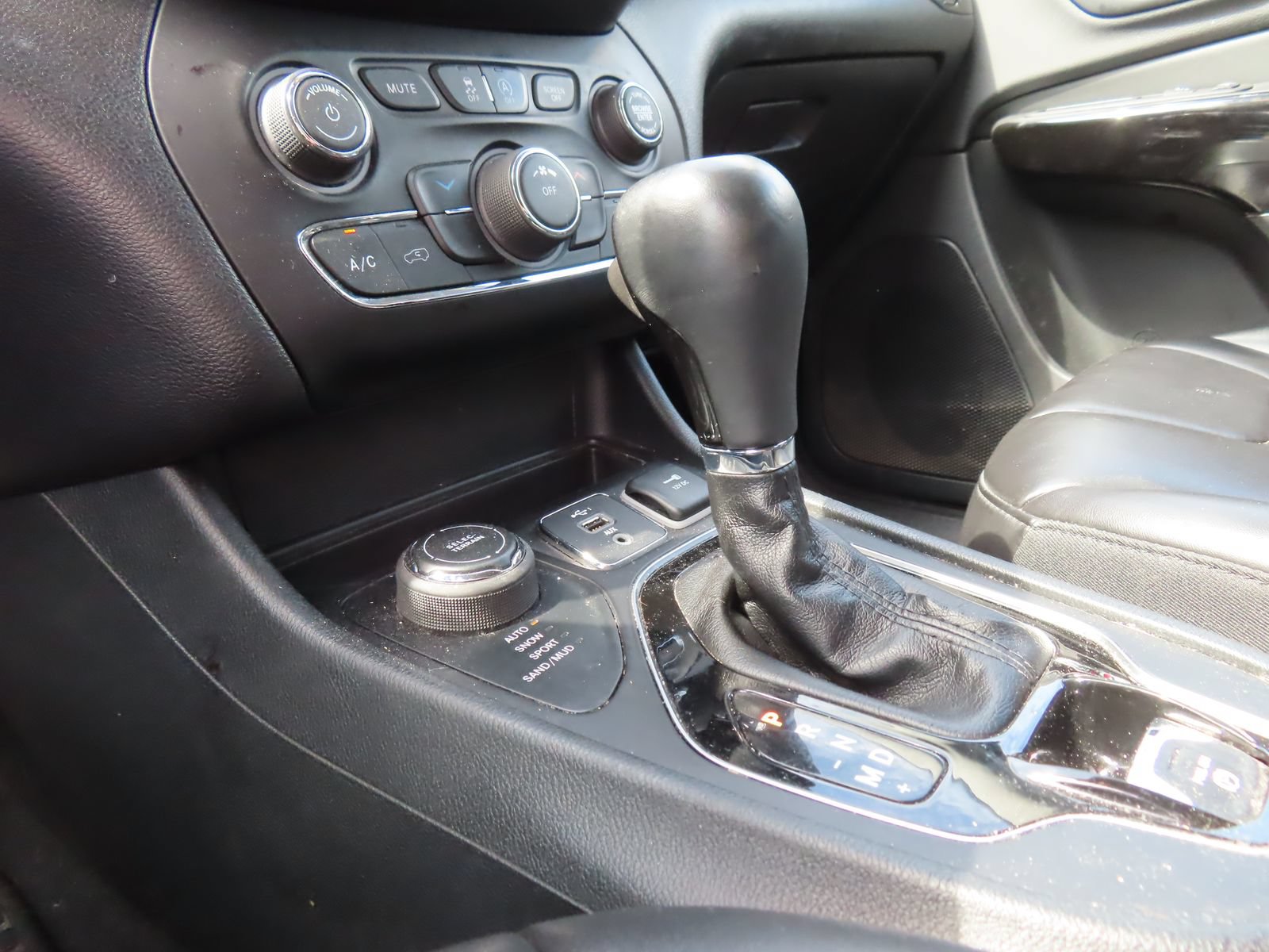 Used 2019 Jeep Cherokee Latitude Plus AWD/4WD image 25