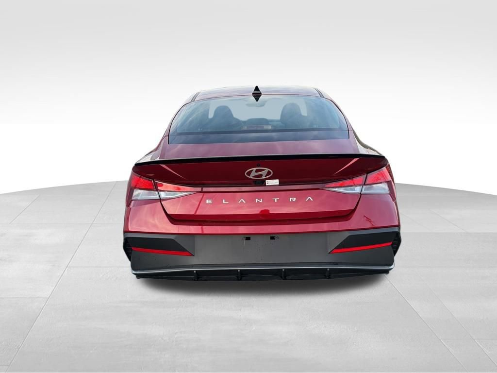 Used 2025 Hyundai Elantra Sport image 4