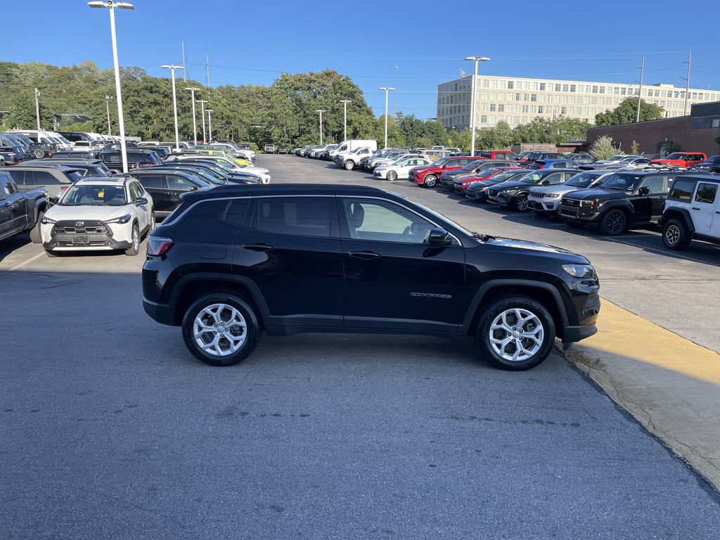 Used 2024 Jeep Compass Latitude AWD/4WD image 7