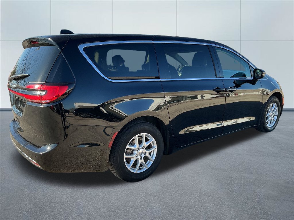 Used 2024 Chrysler Pacifica Touring-L FWD image 5