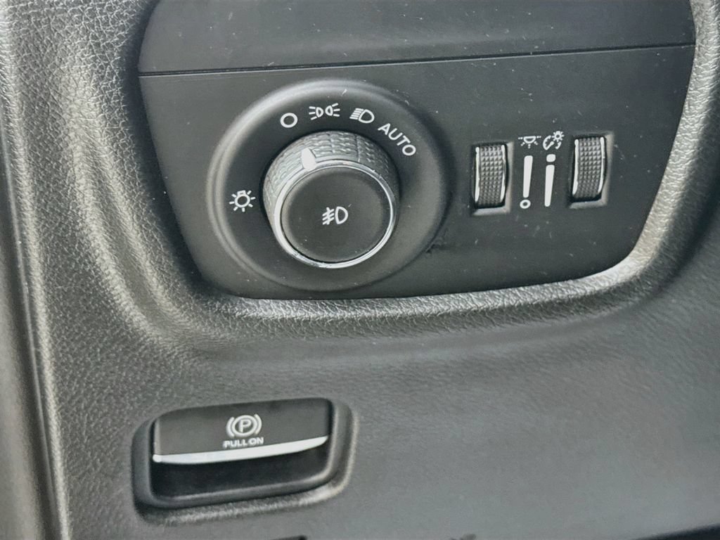 Used 2021 Jeep Grand Cherokee L Limited w/ MOPAR Finishing Package AWD/4WD image 11