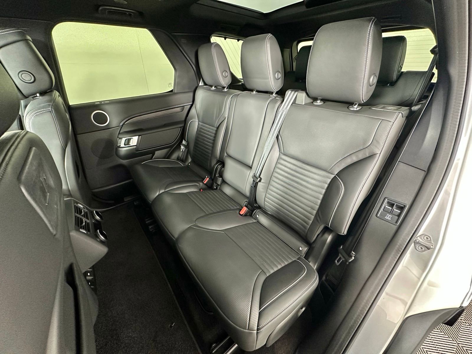 Used 2023 Land Rover Discovery Metropolitan Edition image 32