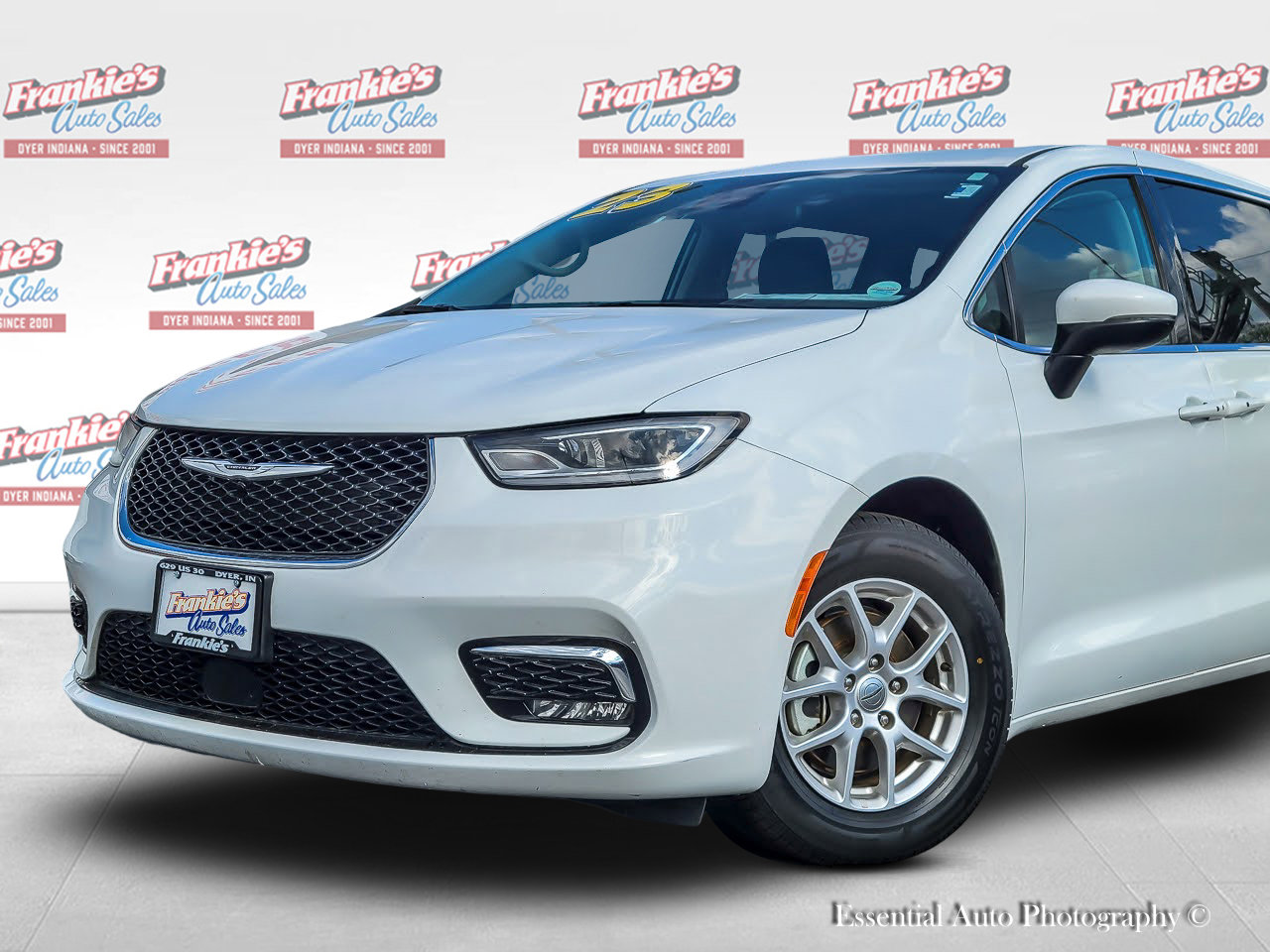 Used 2023 Chrysler Pacifica Touring-L FWD image 2