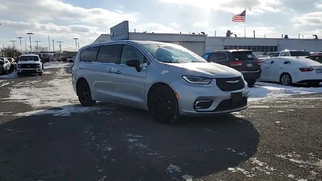 Used 2024 Chrysler Pacifica Touring-L FWD image 2