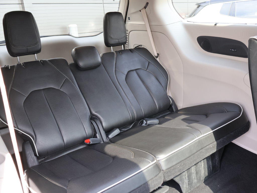 Used 2022 Chrysler Pacifica Limited FWD image 11