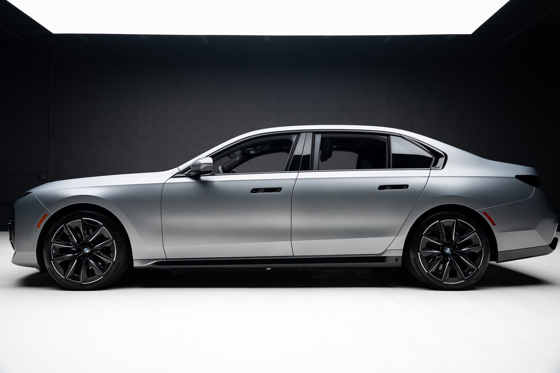 Used 2023 BMW 760i xDrive w/ Executive Package image 18