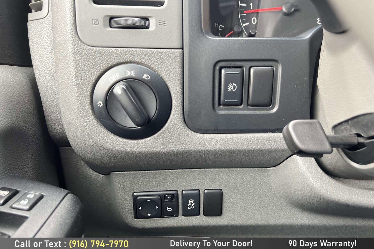 Used 2013 Nissan NV 3500 SL w/ Technology Pkg image 25