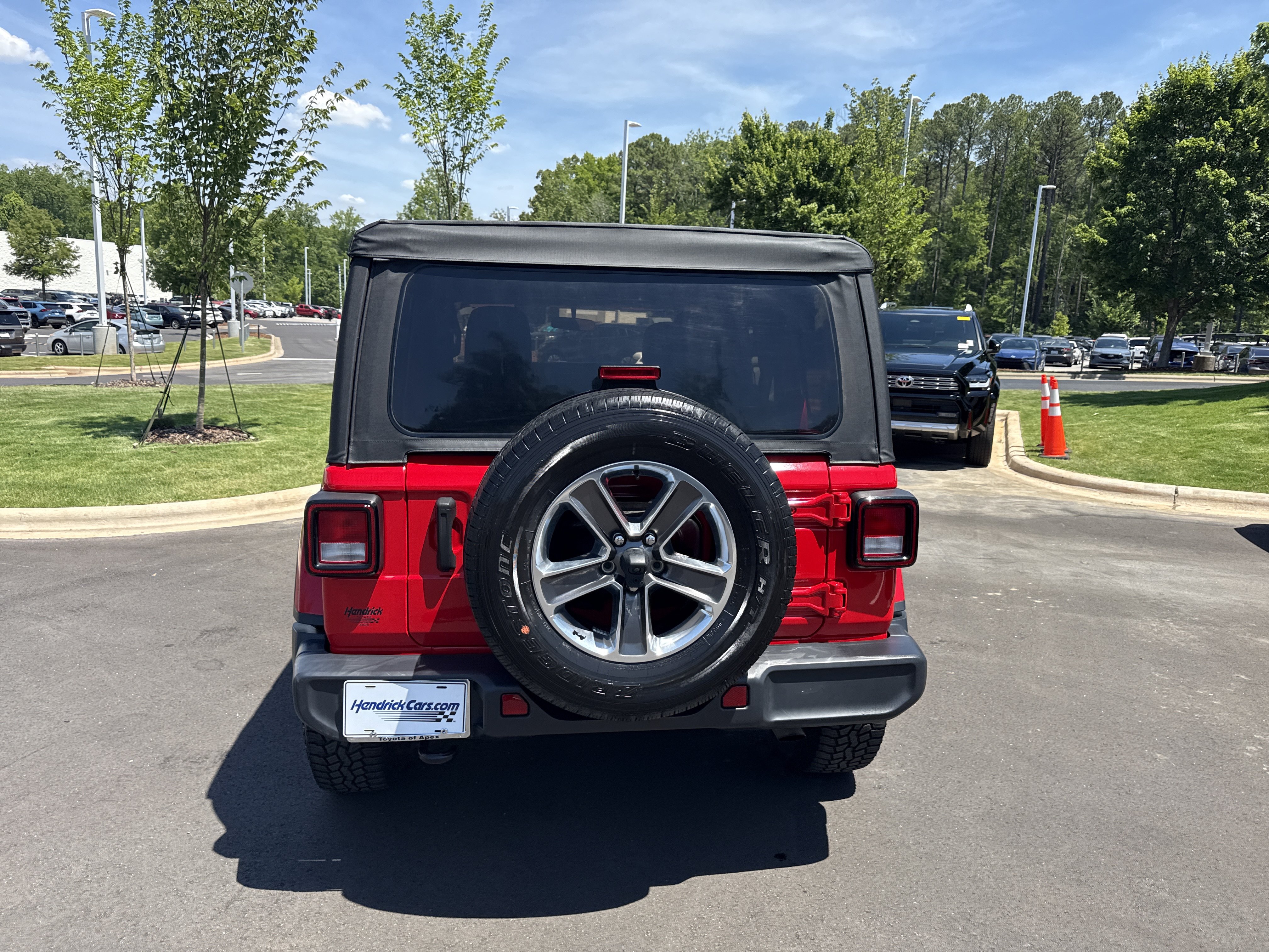 Used 2020 Jeep Wrangler Unlimited Sahara AWD/4WD image 9