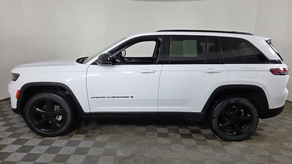Used 2023 Jeep Grand Cherokee Limited w/ Black Appearance Package image 5