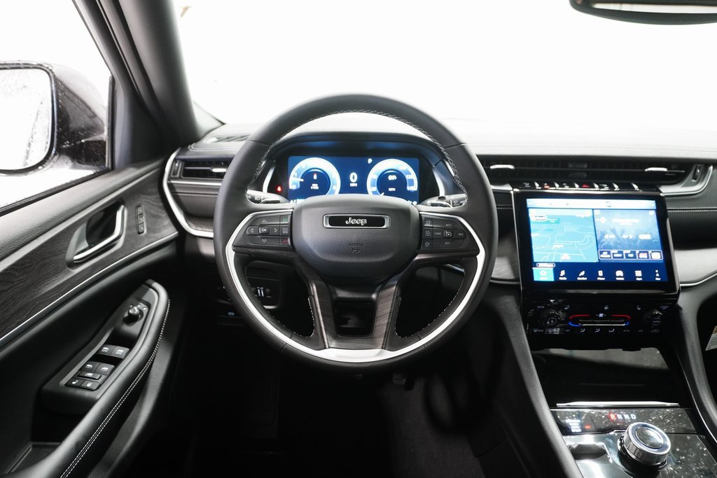 Used 2025 Jeep Grand Cherokee Limited AWD/4WD image 19