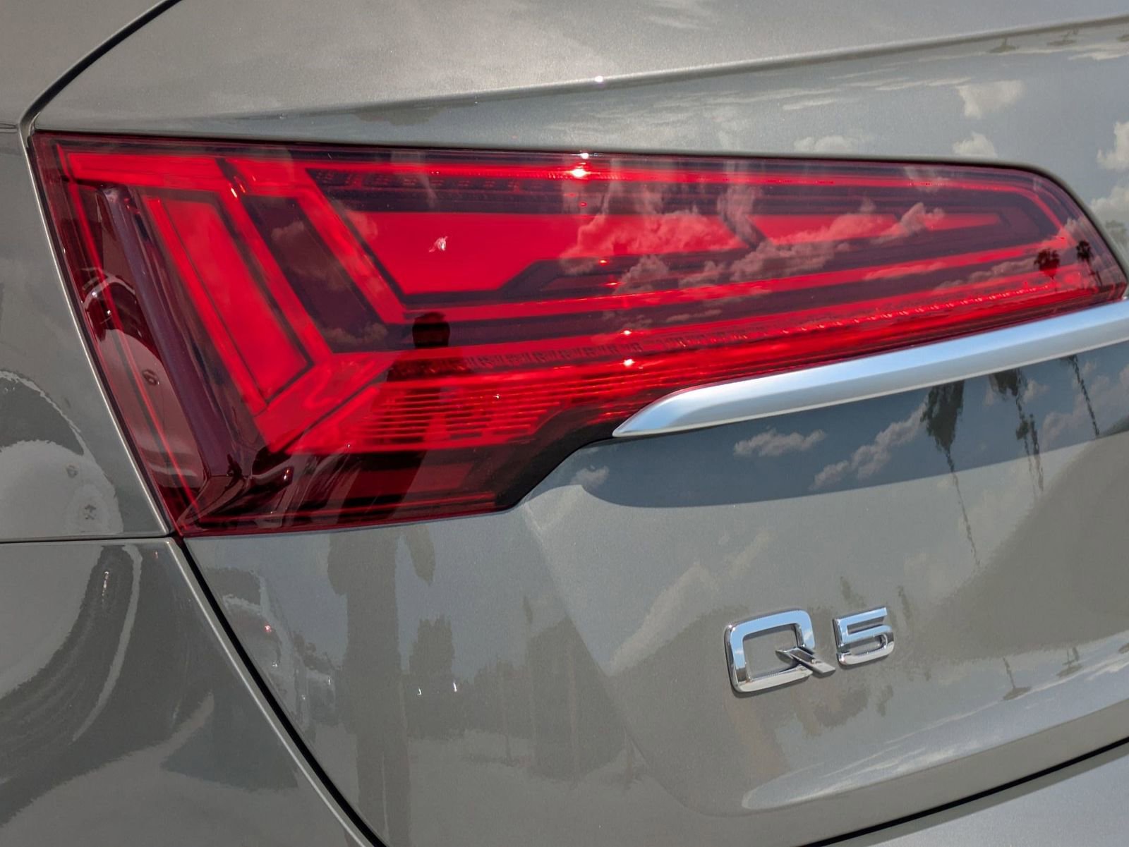 Used 2023 Audi Q5 e Premium w/ Convenience Package image 18