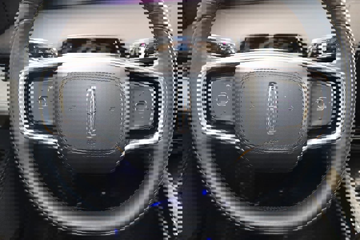 Used 2025 Lincoln Nautilus Premier image 41