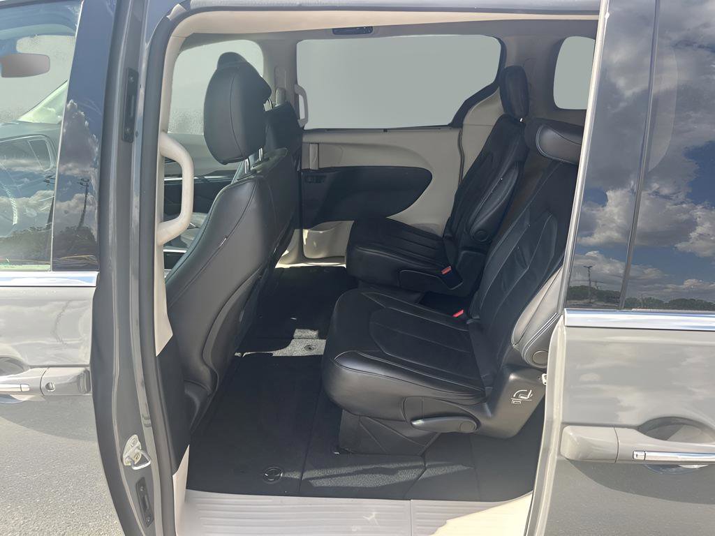 Used 2021 Chrysler Pacifica Touring-L image 25