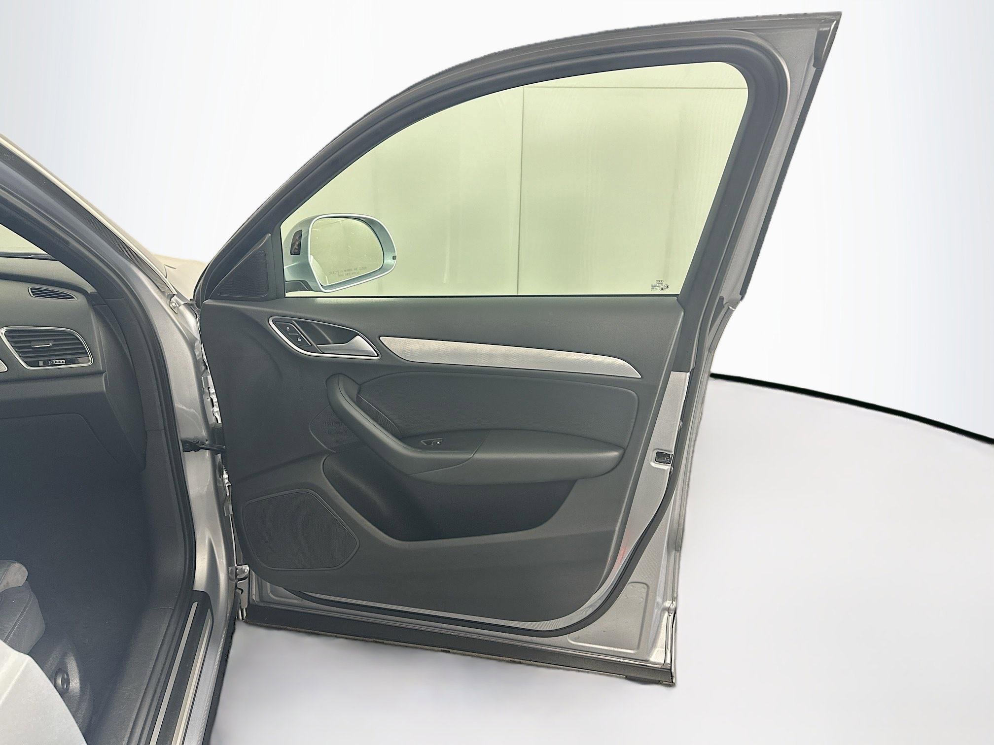 Used 2018 Audi Q3 2.0T Premium Plus w/ Premium Plus Package FWD image 33